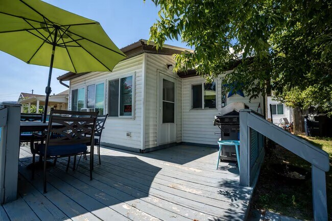 Building Photo - 1006 Newton St