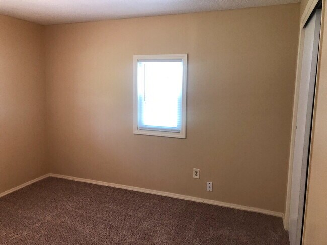 Building Photo - 3 Bedroom Duplex in Hollister