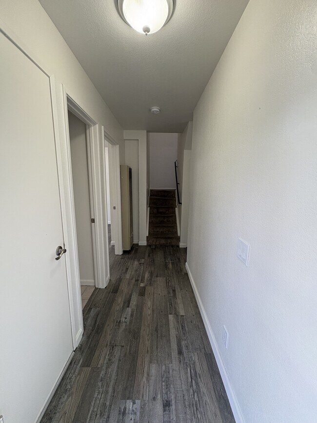 Building Photo - 228 Courtyards E