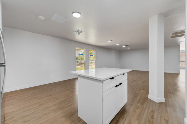 Building Photo - Private Bedroom/Bath in 2,200 Sq Ft 5 Bedr...