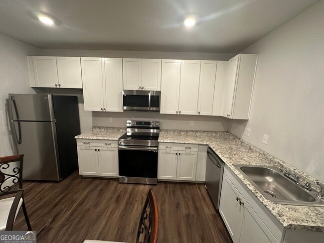 Building Photo - 370 Crestbrook Ln