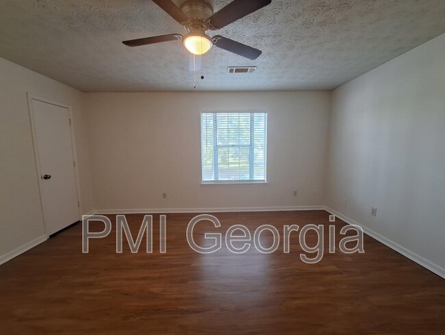 Building Photo - 6562 Carriage Ln