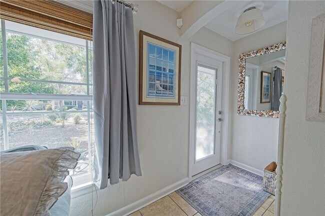 Building Photo - Annual unfurnished 2 bed /1 bath house ava...