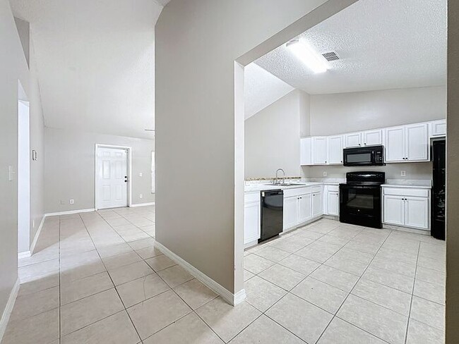 Building Photo - Charming 3-Bedroom Rental in Poinciana