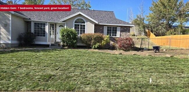 Primary Photo - Spacious Sandy Rambler w 2 car attached