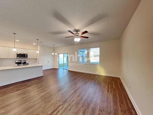 Building Photo - 1049 Sky Lakes Drive