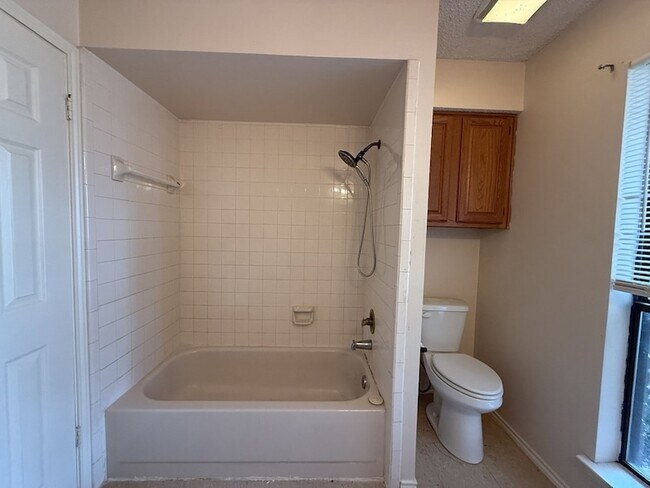 Building Photo - 816 Summit Dr