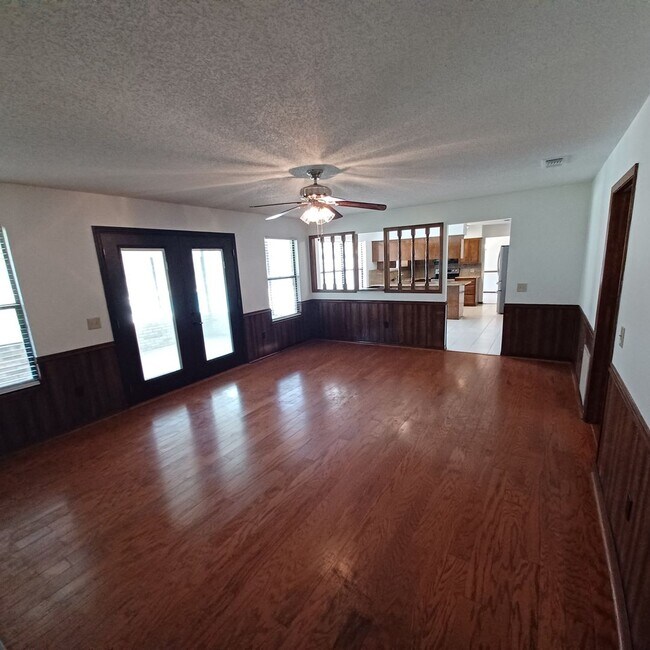Building Photo - 2295 Foxwood Dr