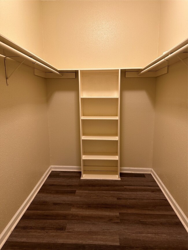 Building Photo - 9009 Richmond Ave.