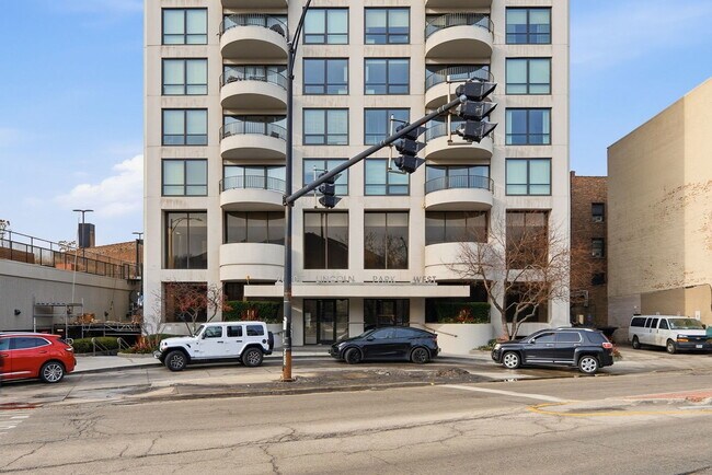 Building Photo - 2020 N Lincoln Park W