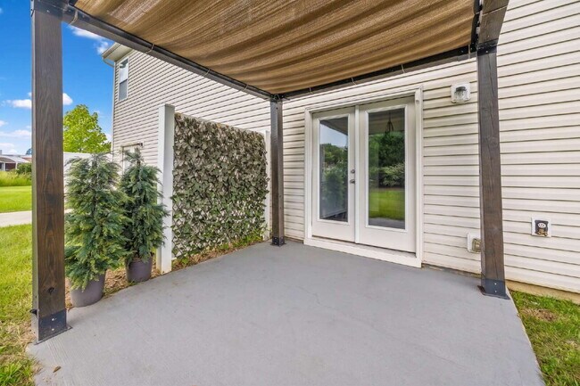 Building Photo - "Spacious 3-Bedroom Townhome with Fireplace, Pergola & Community Pool on Summerlake Drive!"
