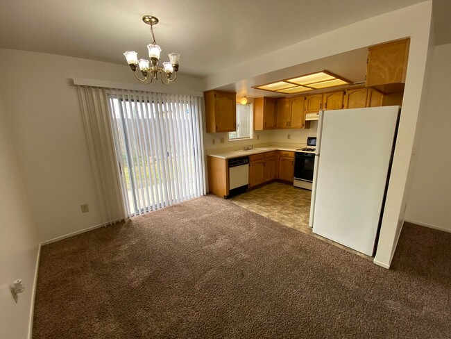 Building Photo - Charming 3 Bed/2.5 Bath on Packwood coming...