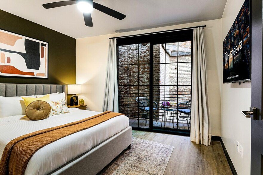 Building Photo - 611 Commerce St