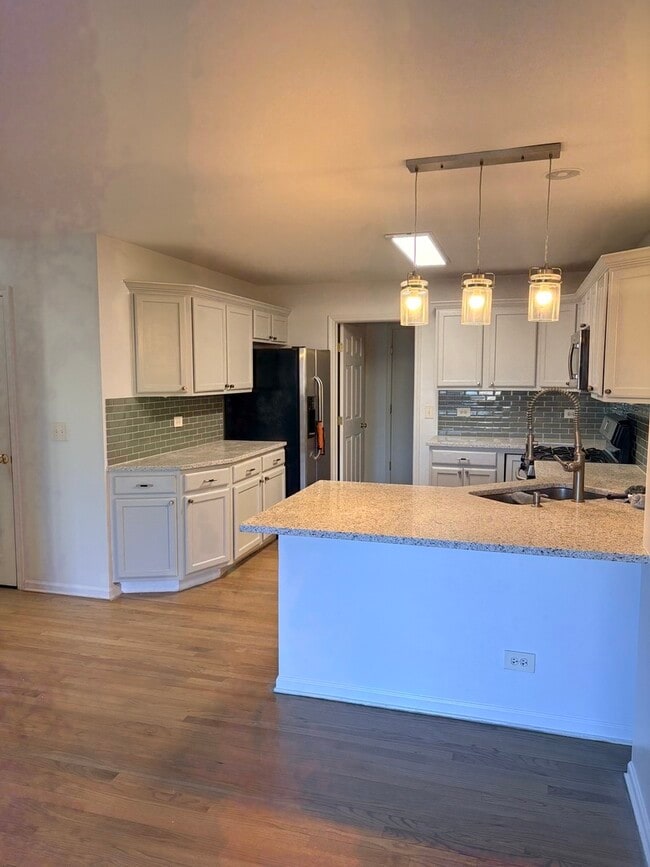 Building Photo - 610 Daisy Ln