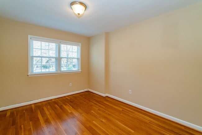 Building Photo - Gorgeous 4 Bed 3 Bath Brick Home In Serene Hollindale