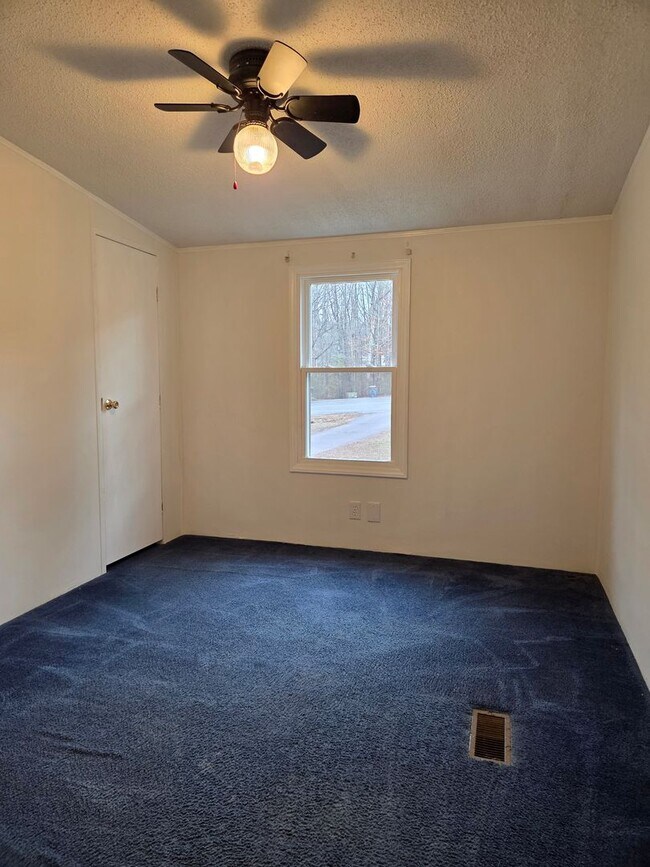 Building Photo - 3 bedroom mobile home in Iron Station