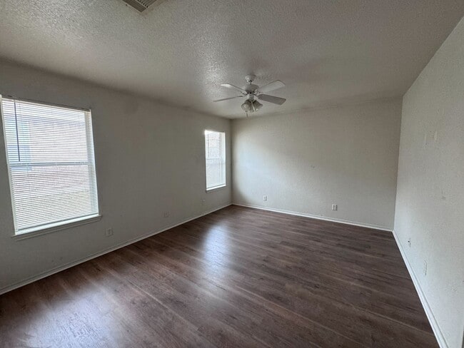 Building Photo - 4 bedroom, 2 bath