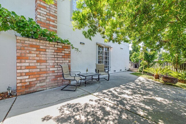 Building Photo - *COMING SOON!* 4 bed/3 bath lake house wit...