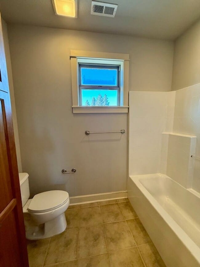 Building Photo - Stunning 4-Bedroom Aspen Rim Home in Bend!