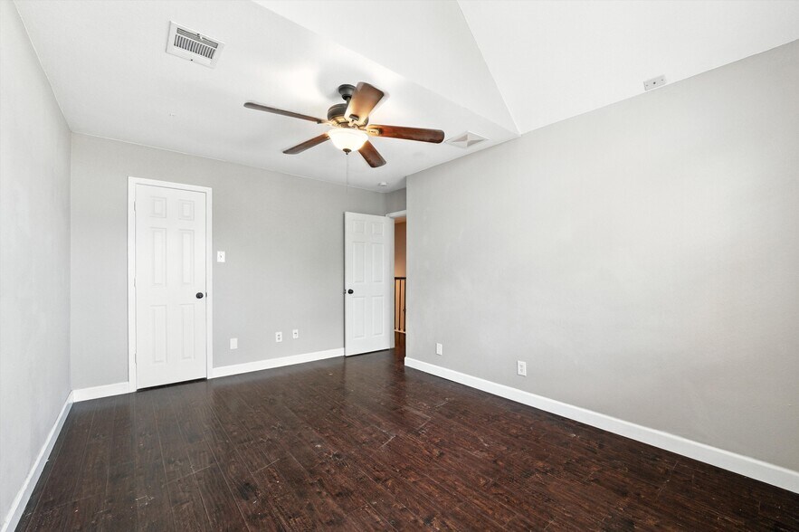 Building Photo - 9128 Cumberland Dr