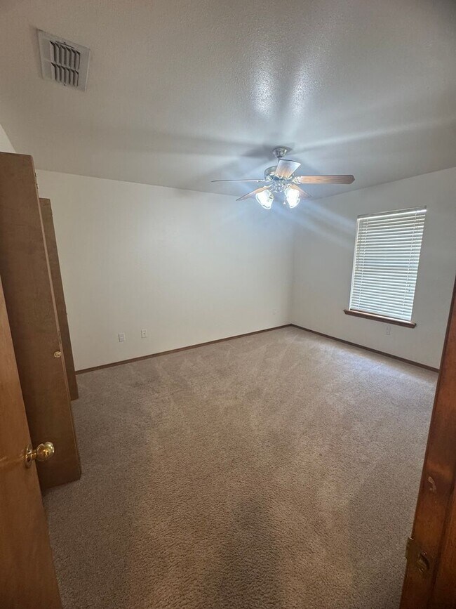 Building Photo - 3Bd 2Bth Home in the Sought-after Colonial...