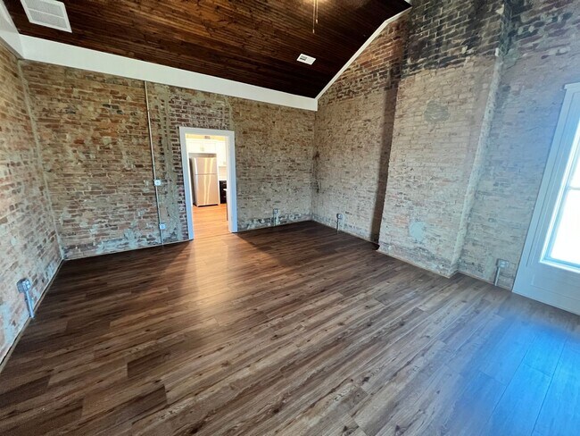 Building Photo - 301 N Main St