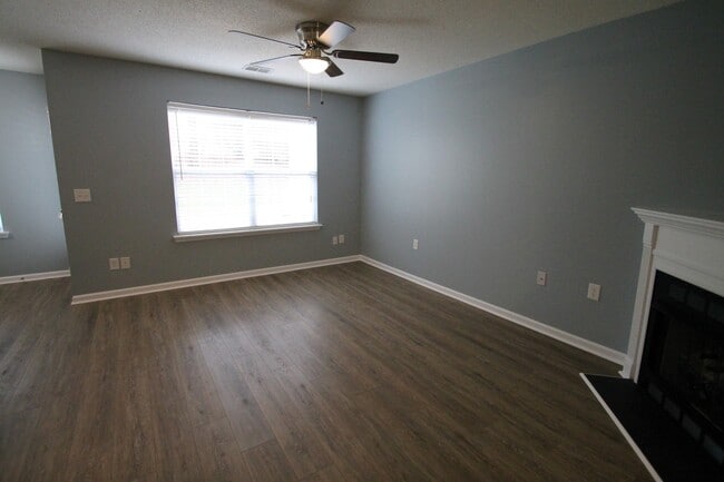 Building Photo - 1364 Walnut Hill Dr