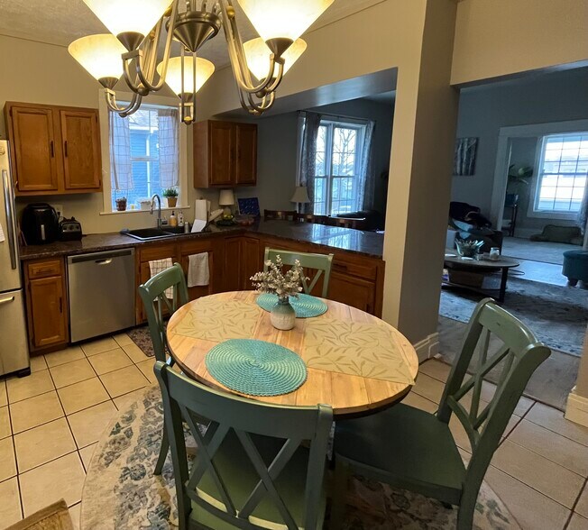 Large Kitchen with Dishwasher, Granite counters, and Stainless Appliances - 314 N Van Buren St