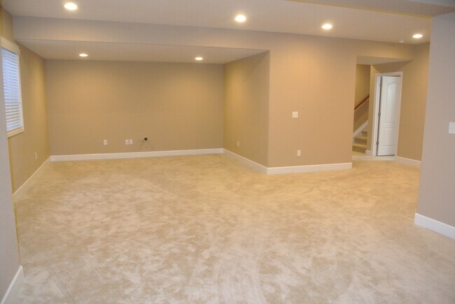 Building Photo - 5Bed/3.5Bath Home in Blackstone Country Club Community