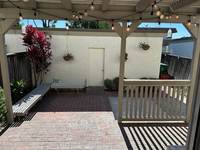 Building Photo - FANTASTIC 3BD TOWNHOUSE FOR LEASE!