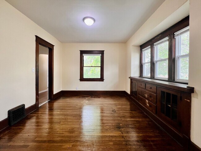 Building Photo - 3 Bedroom House