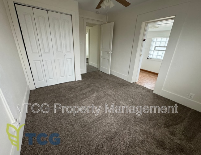 Building Photo - 227 Creve Coeur St