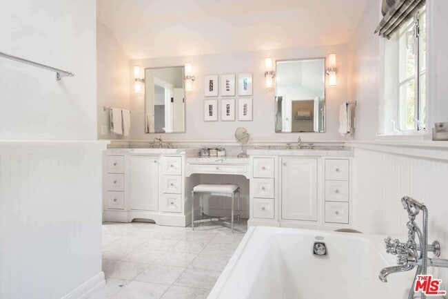 Building Photo - 1515 N Doheny Dr