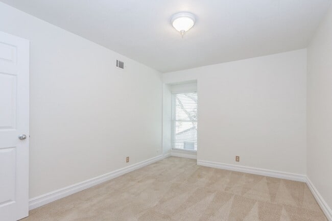 Building Photo - 3 Bed / 2.5 Bath light and spacious townho...