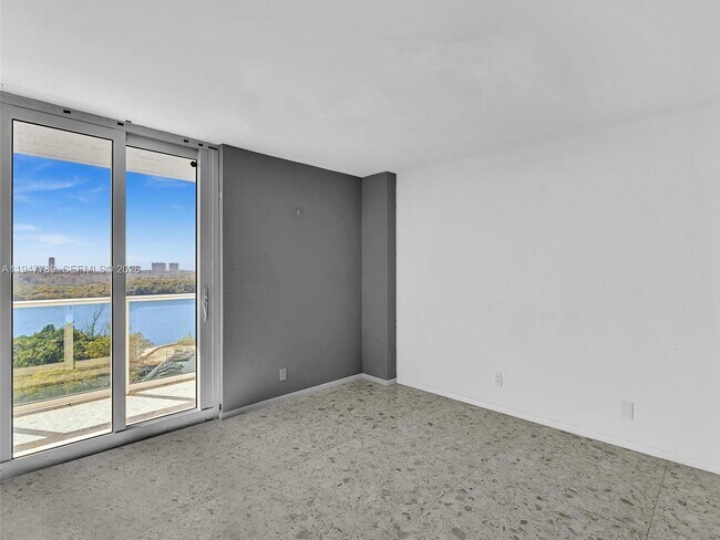 Building Photo - 100 Bayview Dr