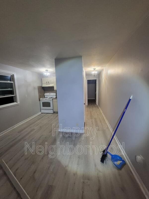 Primary Photo - 451 Divinity St