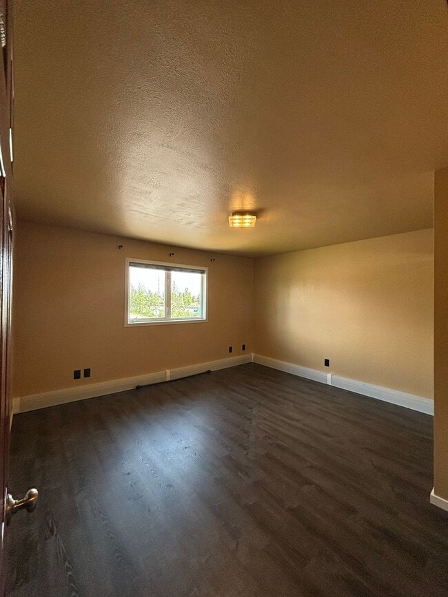 Building Photo - 3 bedroom home /  Fenced in yard / 1 Car Garage