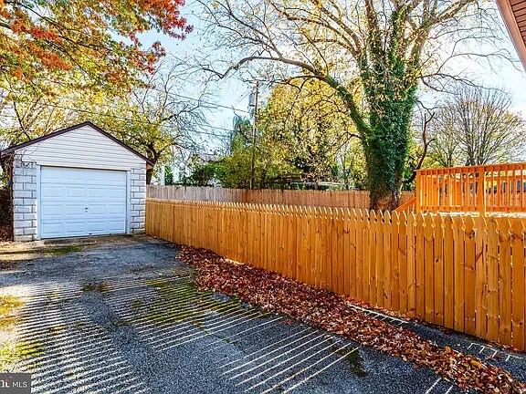 Building Photo - 5927 Greenhill Ave