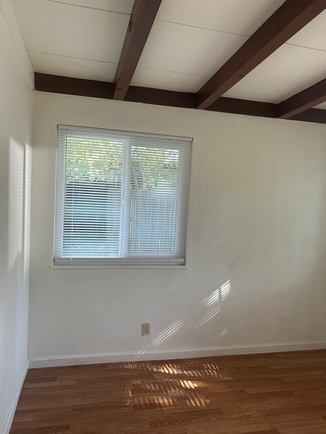 Building Photo - 402 Helen Ave