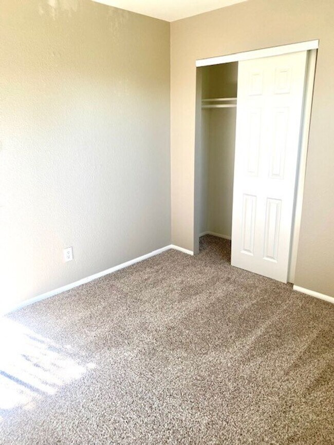 Building Photo - Great 4 Bedroom Home, Location, location!