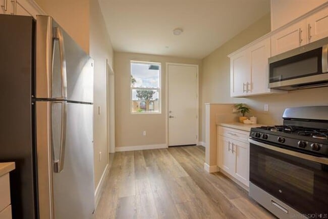 Building Photo - 2 bedrooms 2 baths in Escondido over at the GRAND VIEW APARTMENTS