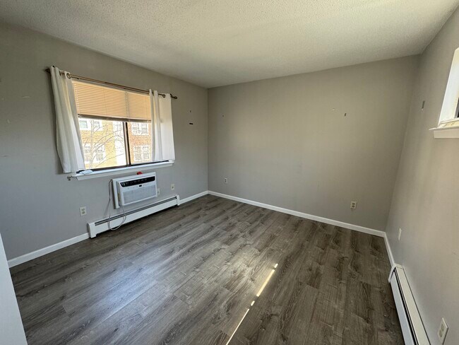 Building Photo - 60 Plainfield Ave