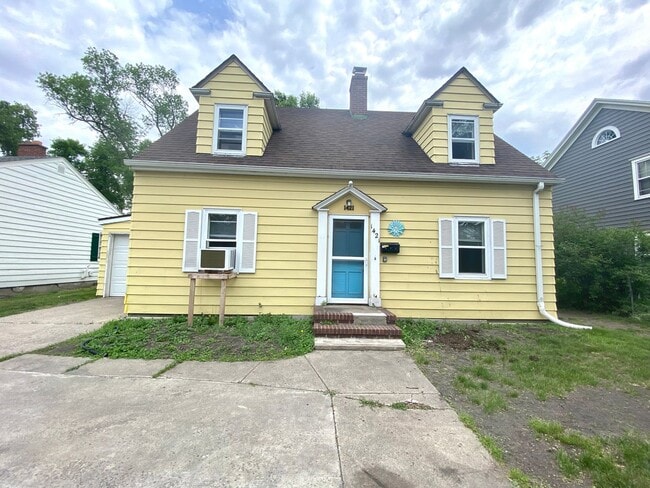 Building Photo - 5 bed 1.5 Bath Single Family Home! Near NDSU!