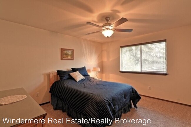Building Photo - 3 br, 2.5 bath House - 6929 61st Dr NE