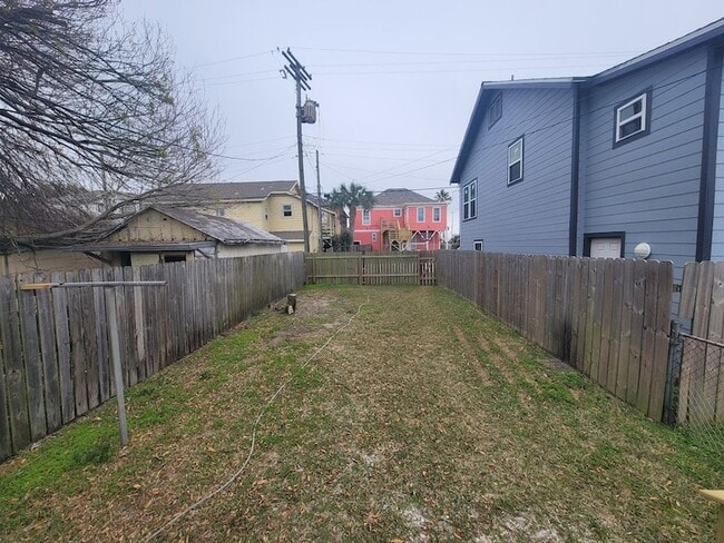 Building Photo - 723 Sealy Ave