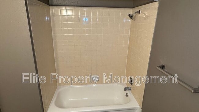 Building Photo - 25 Royal Crest Dr