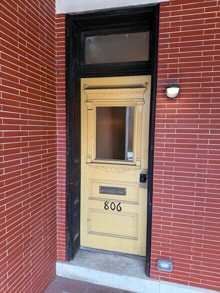 Building Photo - 806 Main St