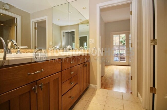 Building Photo - 307 Oakdale Ave