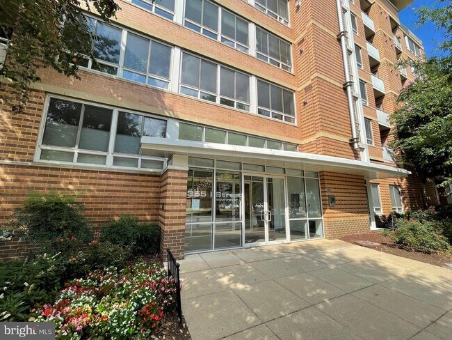 Building Photo - 355 I St SW