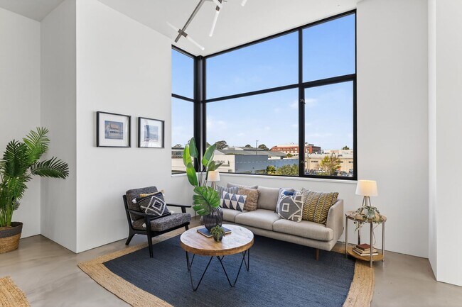 Building Photo - 811 Folger Ave